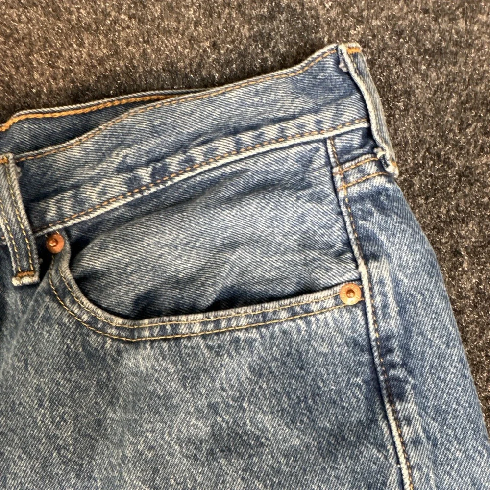 Levi's Men's 34x30 (altered) Straight Leg Regular Fit Mid-Rise Jeans Light Wash